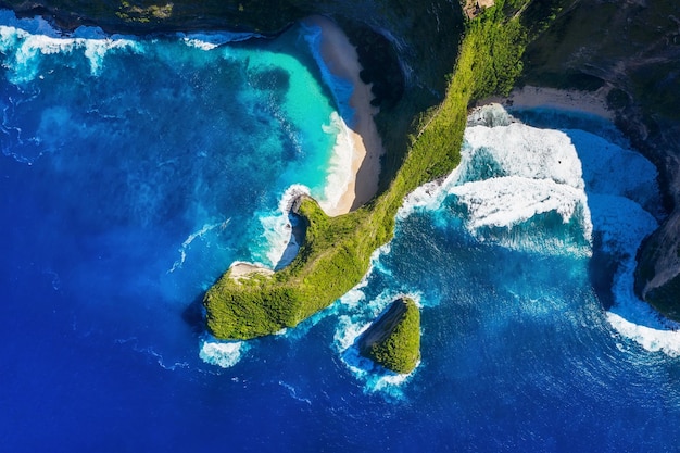 Luchtfoto op de zee en rotsen Turquoise water achtergrond van bovenaanzicht Zomer zeegezicht vanuit de lucht Kelingking strand Nusa Penida Bali Indonesië Reizen afbeelding