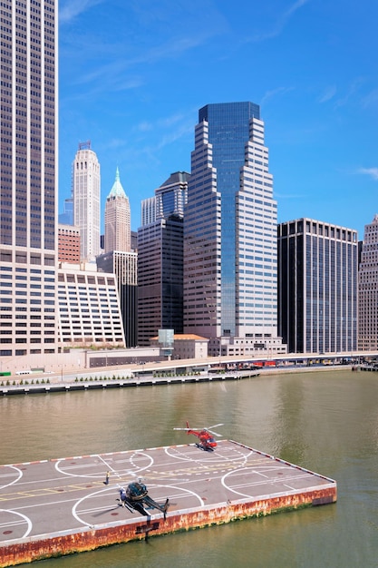 Foto luchtfoto op downtown manhattan met helikopterplatform en east river, new york, usa