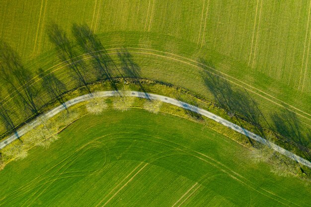 Luchtfoto op een asfaltweg scheidde twee gecultiveerde velden.