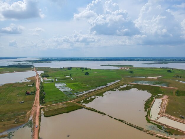 Foto luchtfoto op een weg in een bos op het platteland.