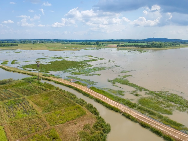 Foto luchtfoto op een weg in een bos op het platteland.