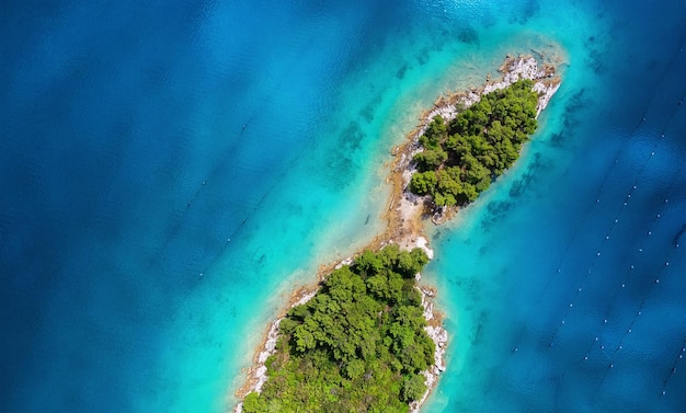 Luchtfoto op eilanden op zee Zeegezicht vanuit de lucht in de zomer Azuurblauw water en eilanden met bos Reisbeeld