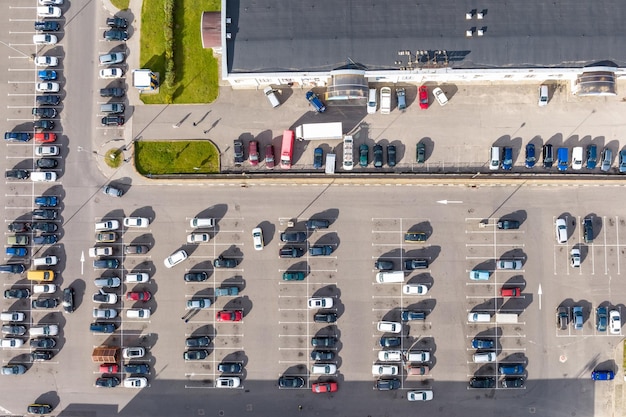 Luchtfoto op grote openlucht parkeerplaats voor auto's voor bewoners van gebied