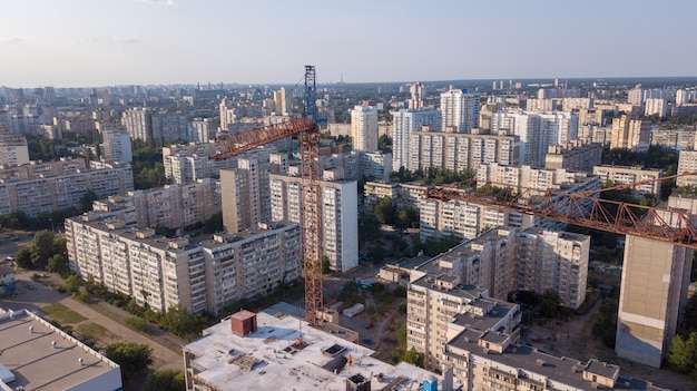 Luchtfoto op het gebouw met bouwkranen