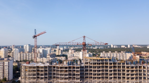 Luchtfoto op het gebouw met bouwkranen