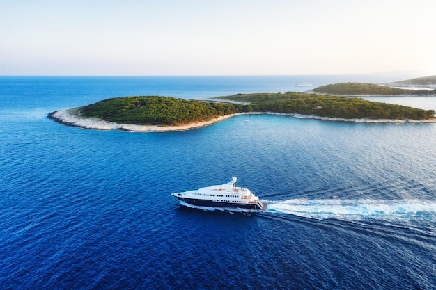 Luchtfoto op het luxe jacht overdag Avontuur en reizen Landschap met schip aan de Adriatische zee Luxe cruise Reisbeeld