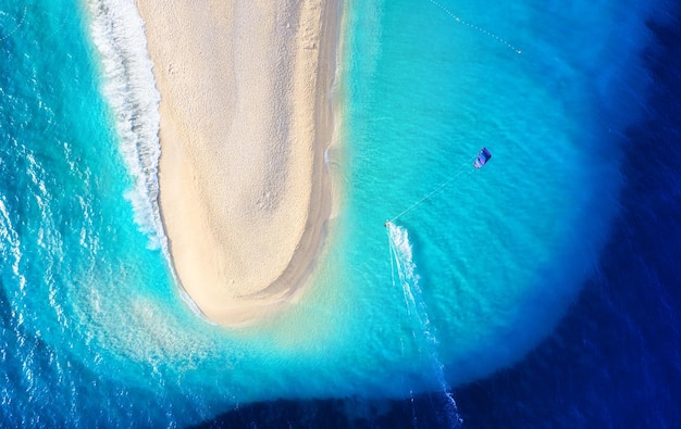 Luchtfoto op het strand en windsurfer Strand en zee vanuit de lucht Beroemde plek in Kroatië Zomerzeegezicht vanaf drone Reisbeeld