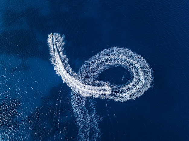 Luchtfoto op jetski in tropische blauwe wateren