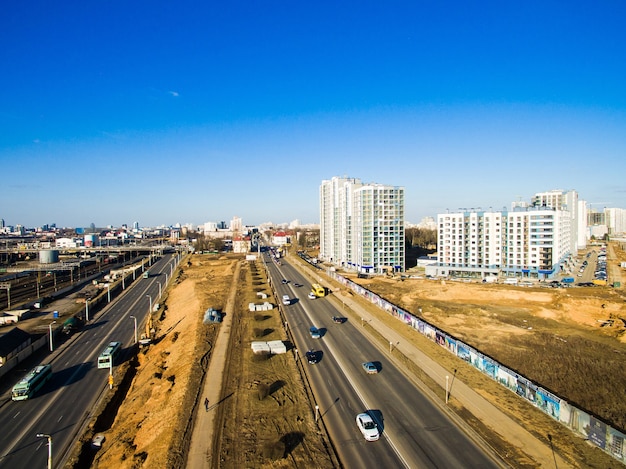 Luchtfoto op kruispunten van de snelweg van de stad