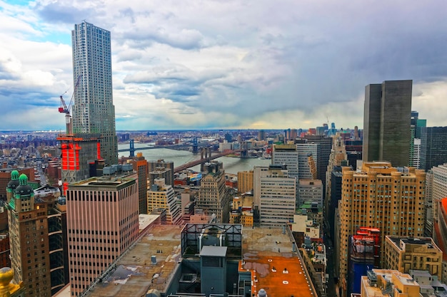 Luchtfoto op Lower Manhattan en Bridges, New York, Usa, Brooklyn Bridge en Manhattan Bridge over East River. Skyline met wolkenkrabbers. Brooklyn Heights op de achtergrond.