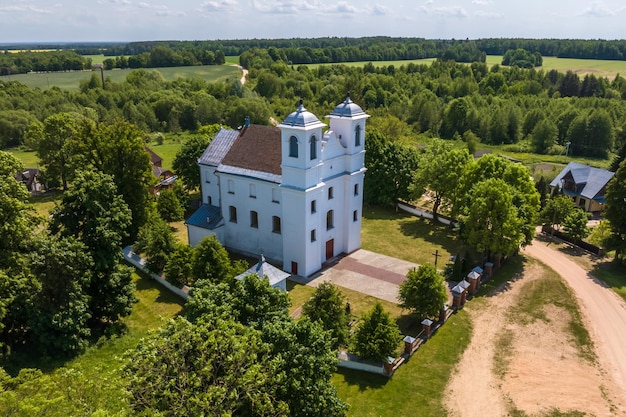 Luchtfoto op neogotische tempel of katholieke kerk op het platteland