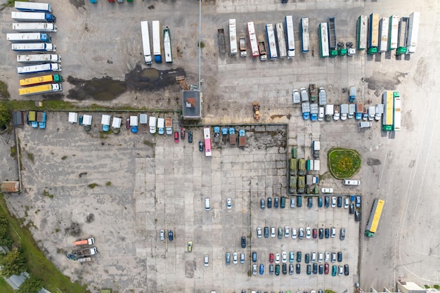 Luchtfoto op oude vrachtwagenparkeerplaats