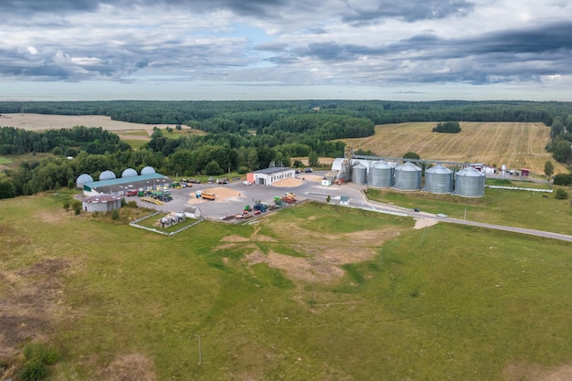 Luchtfoto op rijen agro-silo's graanschuurlift met zadenreinigingslijn op agroprocessing-fabriek voor verwerking van droogreiniging en opslag van landbouwproducten