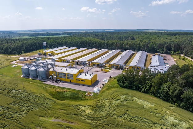 Luchtfoto op silo's en agro-industrieel veecomplex op agroverwerkings- en productiefabriek met moderne graanschuurlift kippenboerderij rijen kippenhok
