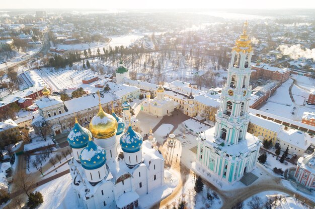 Luchtfoto op Trinity St. Sergy klooster op zonnige winterdag. Sergev Posad, Rusland