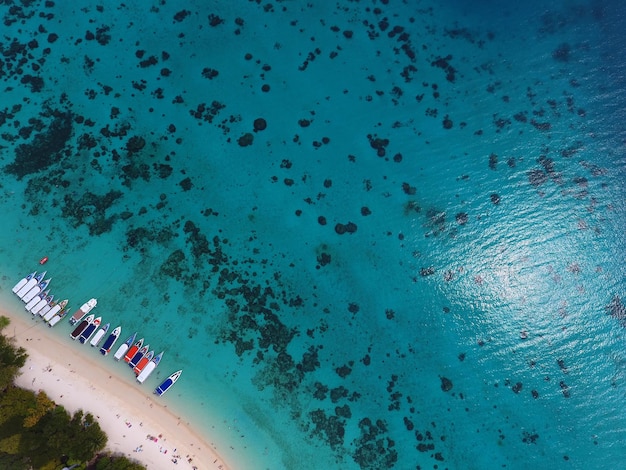 Luchtfoto op tropisch strand met boten