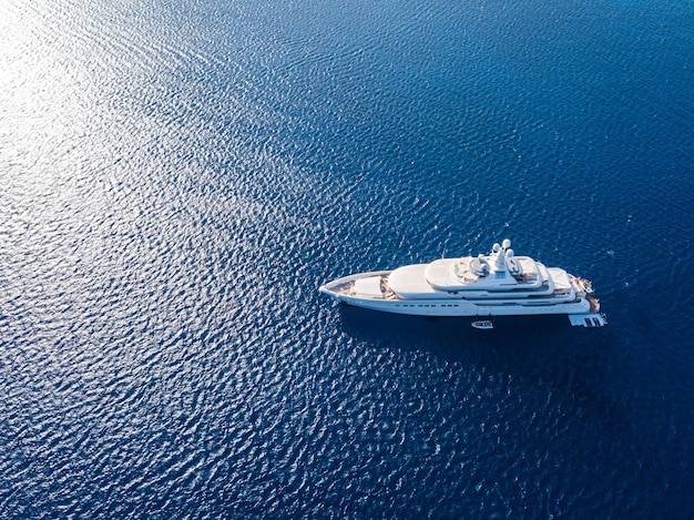 Luchtfoto op wit jacht in blauwe zee