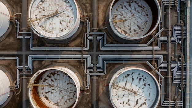 Luchtfoto opslagtank voor ruwe olie Witte opslagtank boerderij chemische aardolie petrochemische raffinaderij product olie en gas brandstofopslag ruwe energie silo's terminal