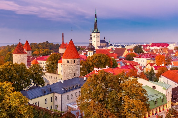 Luchtfoto oude stad in de schemering Tallinn Estland