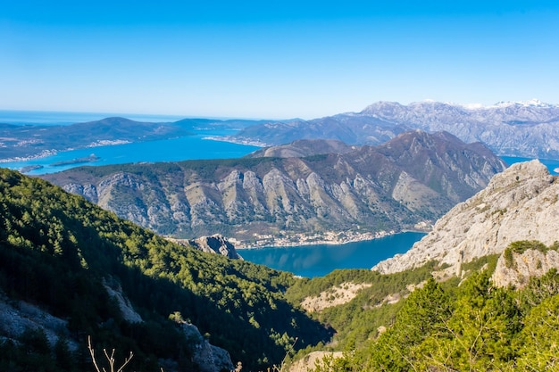 Luchtfoto over de baai van kotor in montenegro