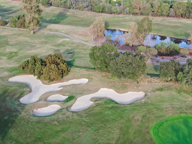 Luchtfoto over golfveld Grote en groene grasgolfbaan in Zuid-Californië, VS