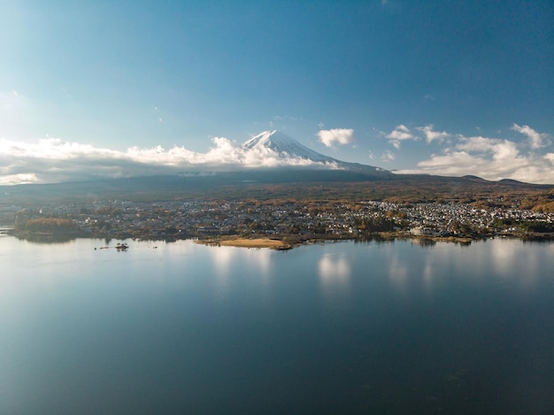 Luchtfoto over het Kawaguchi-meer, gelegen op de grens Fujikawaguchiko en Minobu