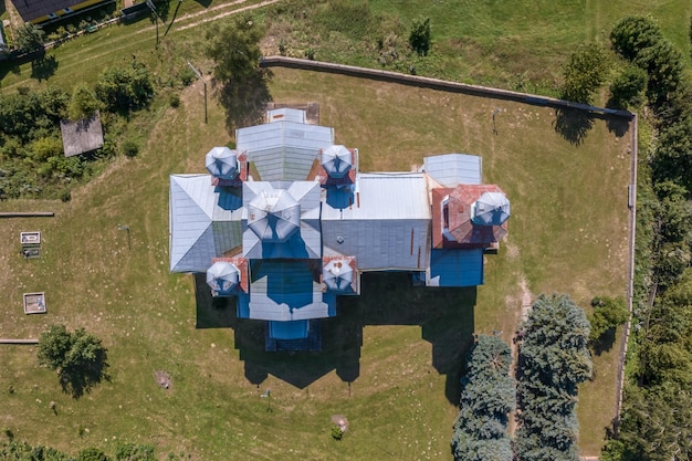 luchtfoto over Othodoxe kerk op het platteland