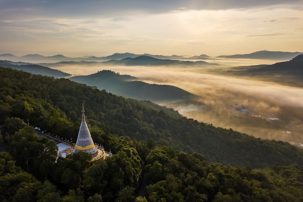 Luchtfoto pagode op de berg en mooie mist in zonsopgang