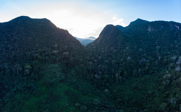 Luchtfoto panoramisch nam ou rivier nong khiaw muang ngoi laos, zonsondergang dramatische hemel, schilderachtige berglandschap