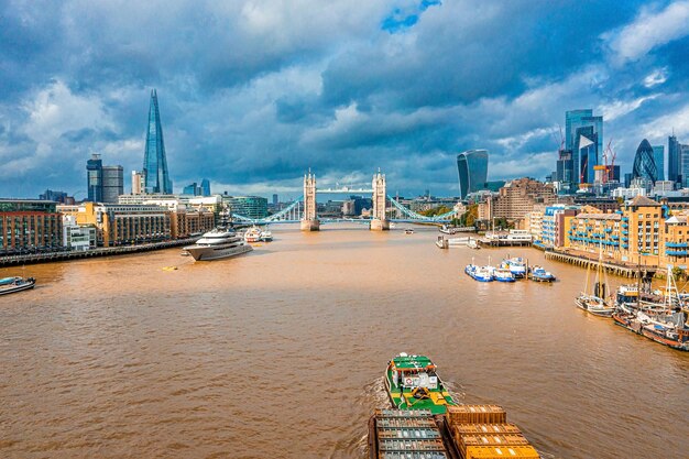 Luchtfoto panoramisch stadsgezicht uitzicht op de London Tower Bridge en de rivier de Theems, Engeland, Verenigd Koninkrijk. Mooie Torenbrug in Londen.