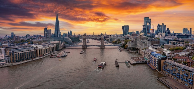 Luchtfoto panoramisch stadsgezicht uitzicht op de London Tower Bridge en de rivier de Theems