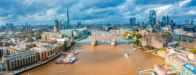 Luchtfoto panoramisch stadsgezicht van de London Tower Bridge
