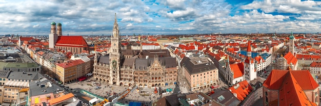 Luchtfoto panoramisch uitzicht op de oude stad, München, Duitsland