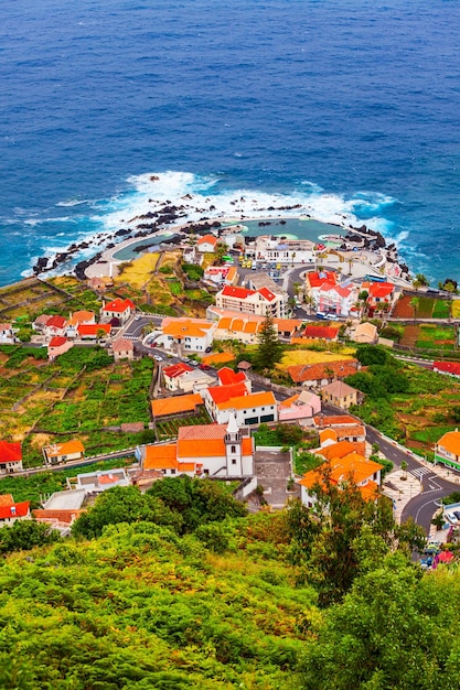 Luchtfoto panoramisch uitzicht op de stad Porto Moniz