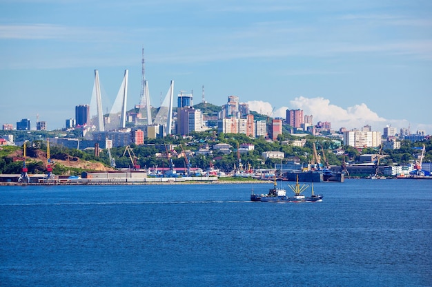 Luchtfoto panoramisch uitzicht op de stad Vladivostok, Primorsky Krai in Rusland. Vladivostok ligt aan de kop van de Gouden Hoornbaai.