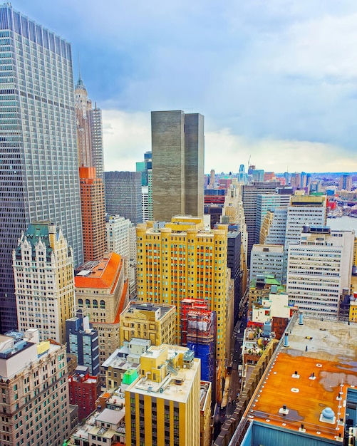 Luchtfoto panoramisch uitzicht op de wolkenkrabbers van Lower Manhattan in New York, Verenigde Staten. Horizon. Amerikaanse architectuur gebouw exterieurs. Panorama van Metropolis centrum NYC. Grootstedelijk stadsbeeld.