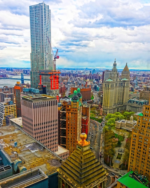 Luchtfoto panoramisch uitzicht op de wolkenkrabbers van Lower Manhattan in New York, Verenigde Staten. Horizon. Amerikaanse architectuur gebouw exterieurs. Panorama van Metropolis centrum NYC. Grootstedelijk stadsbeeld.