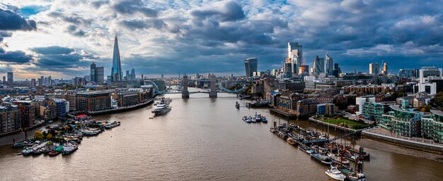 Luchtfoto panoramisch uitzicht op de zonsondergang van London Tower Bridge en de rivier de Theems, Engeland, Verenigd Koninkrijk. Mooie Torenbrug in Londen.