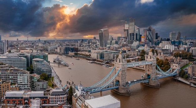 Luchtfoto panoramisch uitzicht op de zonsondergang van London Tower Bridge en de rivier de Theems, Engeland, Verenigd Koninkrijk. Mooie Torenbrug in Londen.