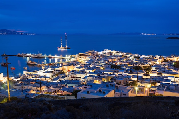 Luchtfoto panoramisch uitzicht op het eiland Mykonos 's nachts. Mykonos is een eiland, onderdeel van de Cycladen in Griekenland.