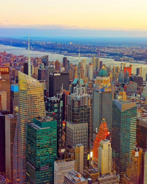 Luchtfoto panoramisch uitzicht. op Midtown-district van Manhattan in New York. Hudson rivier is op de achtergrond. Metropolitaanse stadshorizon, de V.S. Amerikaanse architectuur gebouw. Panorama van Metropolis NYC