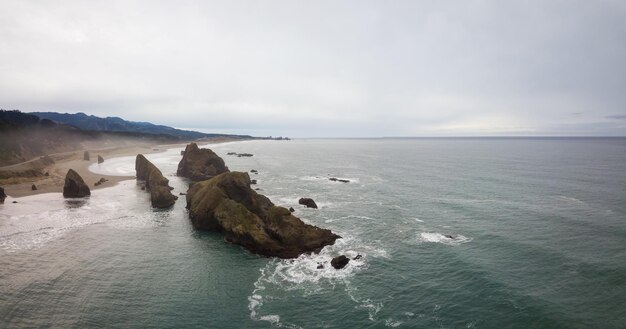 Luchtfoto panoramisch zeegezicht tijdens een bewolkte winterdag in Oregon Coast