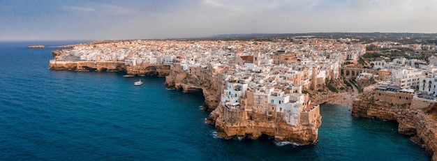 Luchtfoto panoramisch zicht in Polignano a Mare, provincie Bari, Apulië (Puglia), Zuid-Italië.