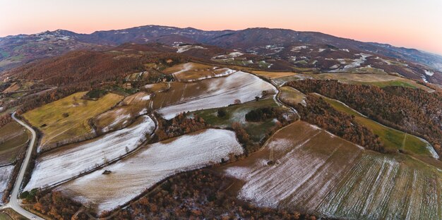 Foto luchtfoto plattelandsmening van de winter met sneeuw