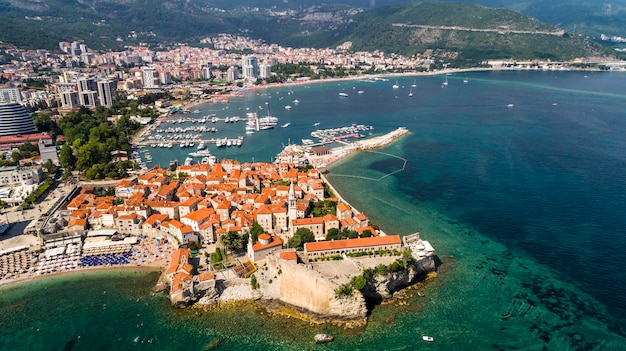 Luchtfoto prachtig panoramisch uitzicht op de oude stad in Budva. Montenegro.