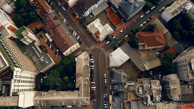 Luchtfoto prachtig uitzicht op de stedelijke gebouwen wegen en auto's in Kiev, Oekraïne