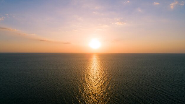 Luchtfoto Prachtig uitzicht zonsondergang over zeeoppervlak prachtige golf Geweldig licht zonsondergang of zonsopgang hemel over zee landschap natuur achtergrond