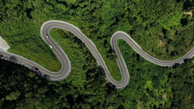 Luchtfoto ROAD No1081 van de kronkelende bergweg tussen de provincie Pua Ddistric Nan