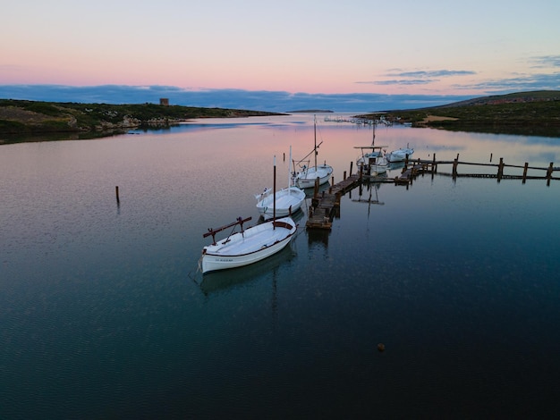 Luchtfoto's 4k van land en zee met boten