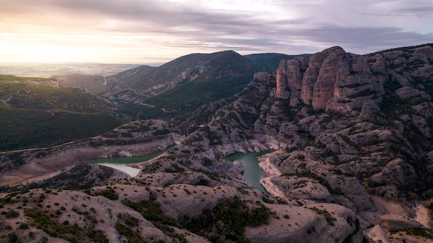 Luchtfoto's genomen vanaf een drone in het Vadiello-stuwmeer in de provincie Huesca, Aragon,